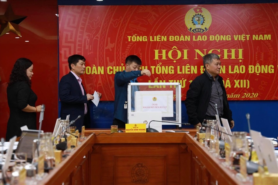 Đoàn Chủ tịch Tổng Liên đoàn Lao động Việt Nam phát động ủng hộ đồng bào miền Trung Đoàn Chủ tịch Tổng Liên đoàn Lao động Việt Nam phát động ủng hộ đồng bào miền Trung