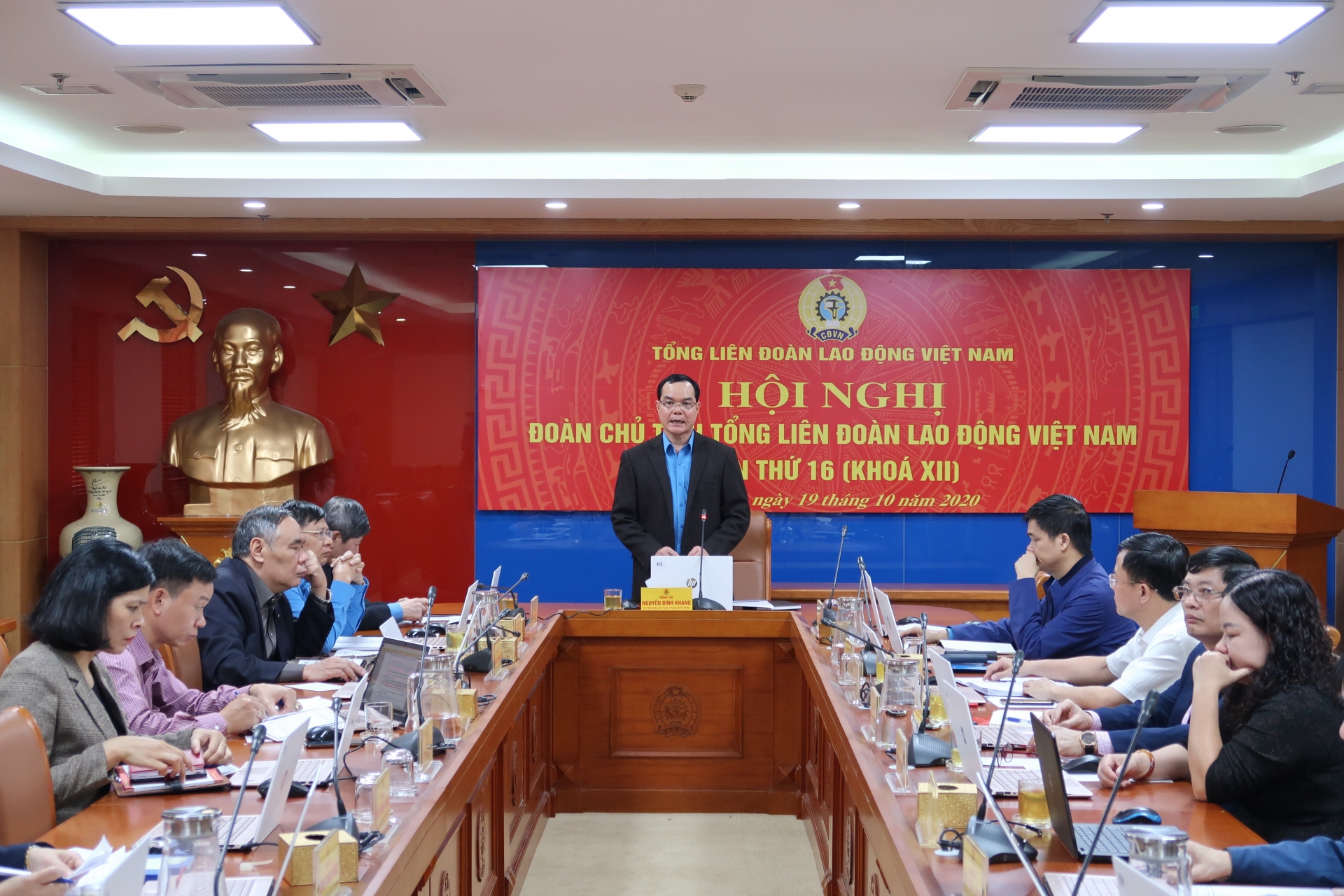 Đoàn Chủ tịch Tổng Liên đoàn Lao động Việt Nam phát động ủng hộ đồng bào miền Trung Đoàn Chủ tịch Tổng Liên đoàn Lao động Việt Nam phát động ủng hộ đồng bào miền Trung