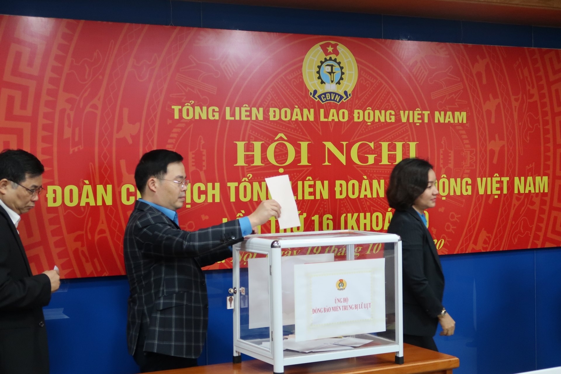 Đoàn Chủ tịch Tổng Liên đoàn Lao động Việt Nam phát động ủng hộ đồng bào miền Trung Đoàn Chủ tịch Tổng Liên đoàn Lao động Việt Nam phát động ủng hộ đồng bào miền Trung