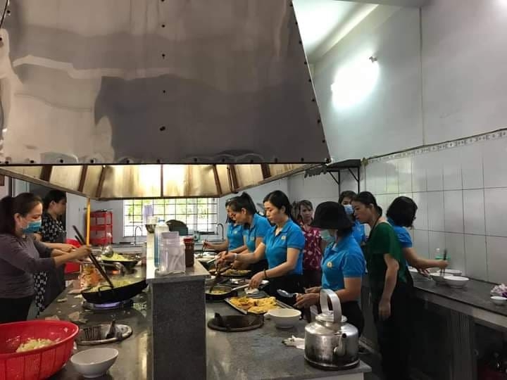 LĐLĐ Quảng Trị: Những suất cơm nghĩa tình gửi bà con vũng lũ LĐLĐ Quảng Trị: Những suất cơm nghĩa tình gửi bà con vũng lũ