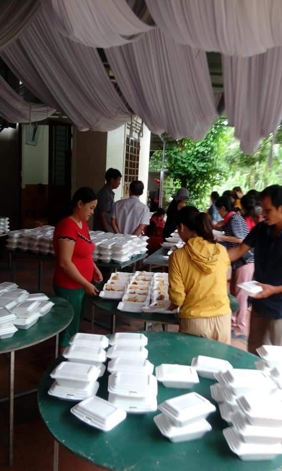 LĐLĐ Quảng Trị: Những suất cơm nghĩa tình gửi bà con vũng lũ LĐLĐ Quảng Trị: Những suất cơm nghĩa tình gửi bà con vũng lũ