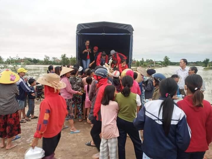 LĐLĐ Quảng Trị: Những suất cơm nghĩa tình gửi bà con vũng lũ LĐLĐ Quảng Trị: Những suất cơm nghĩa tình gửi bà con vũng lũ