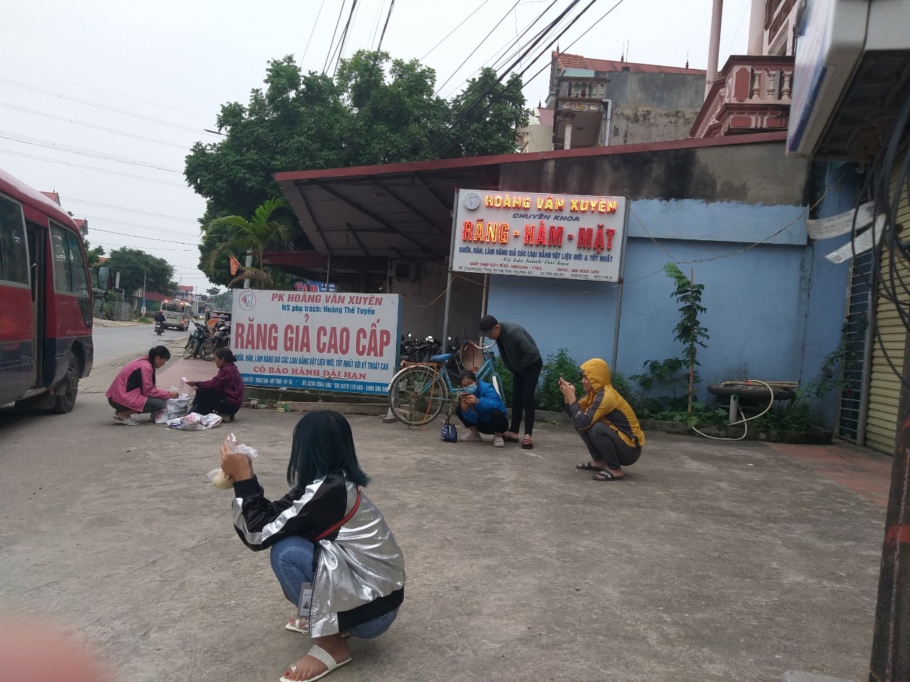 Nguy cơ mất an toàn giao thông tại các điểm đưa, đón công nhân tự phát Nguy cơ mất an toàn giao thông tại các điểm đưa, đón công nhân tự phát