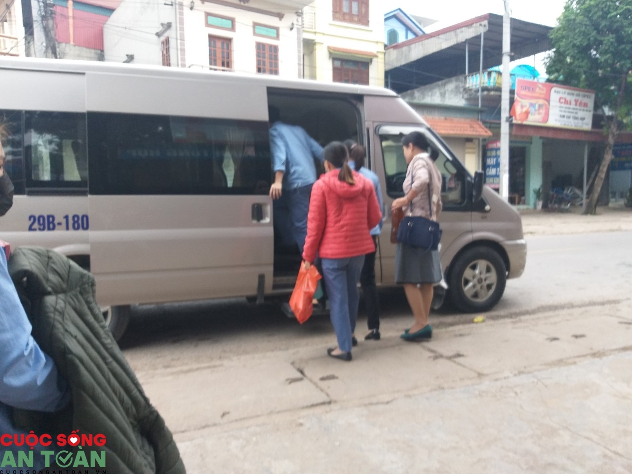 Nguy cơ mất an toàn giao thông tại các điểm đưa, đón công nhân tự phát Nguy cơ mất an toàn giao thông tại các điểm đưa, đón công nhân tự phát