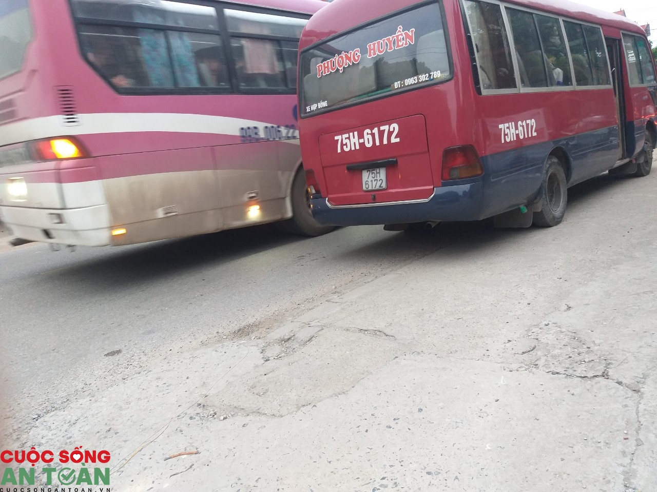 Nguy cơ mất an toàn giao thông tại các điểm đưa, đón công nhân tự phát Nguy cơ mất an toàn giao thông tại các điểm đưa, đón công nhân tự phát