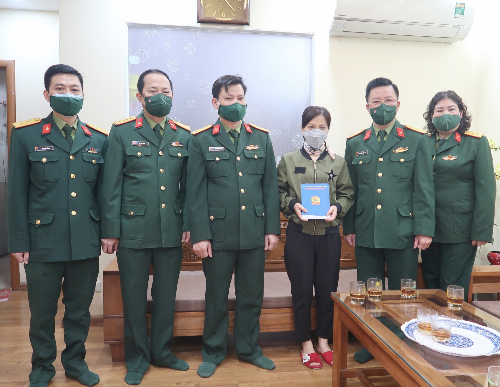 Công đoàn Quốc phòng thăm hỏi gia đình cán bộ gặp nạn tại Hội An Công đoàn Quốc phòng thăm hỏi gia đình cán bộ gặp nạn tại Hội An