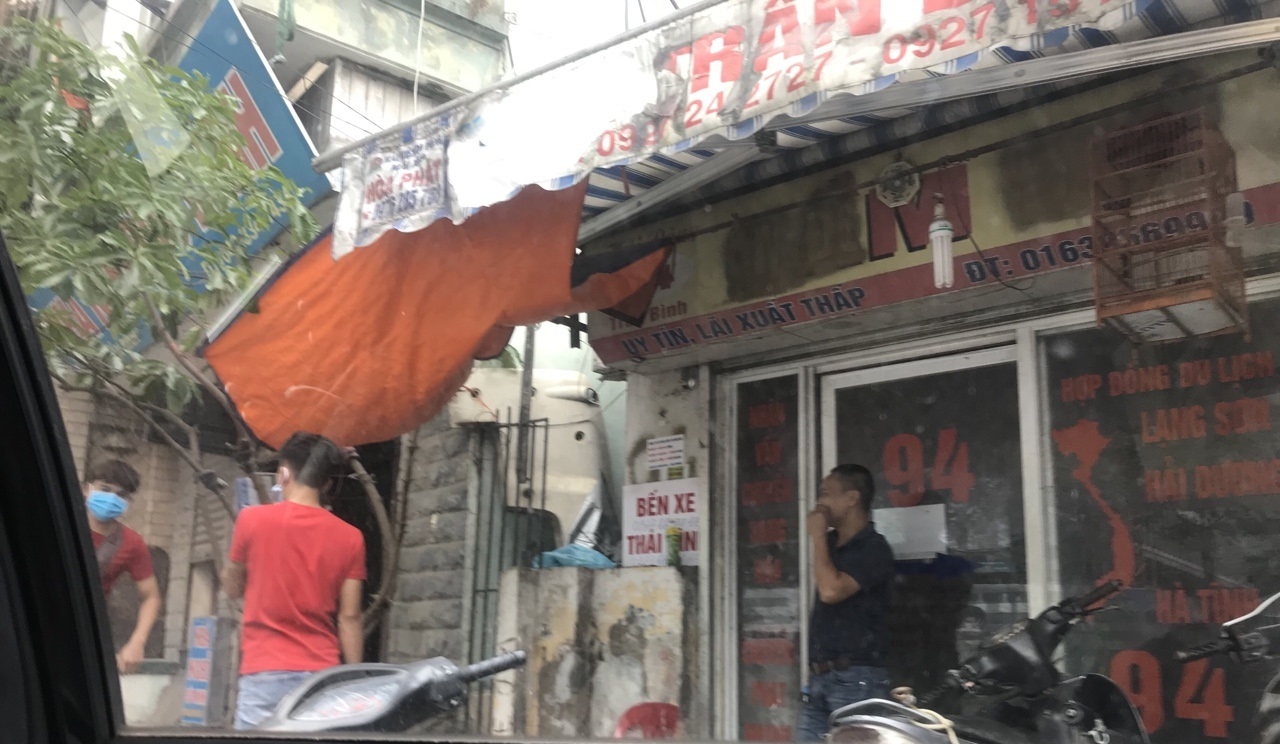 Bất chấp lệnh cách ly xã hội, “cò" khách vẫn lặng lẽ đưa người rời Thủ đô bat chap lenh cach ly xa hoi co khach van ngang nhien hoat dong