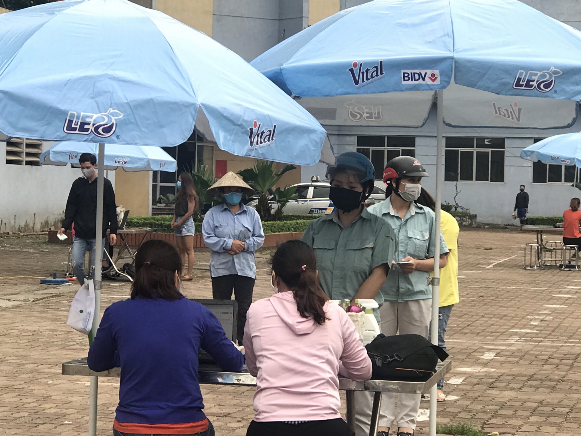 Túi gạo nghĩa tình giúp công nhân vượt qua đại dịch tui gao nghia tinh giup cong nhan vuot qua dai dich