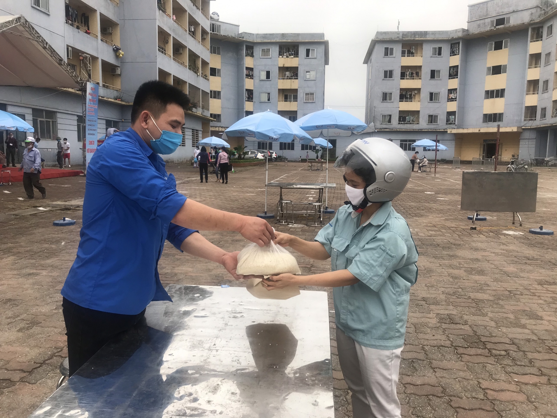 Túi gạo nghĩa tình giúp công nhân vượt qua đại dịch tui gao nghia tinh giup cong nhan vuot qua dai dich