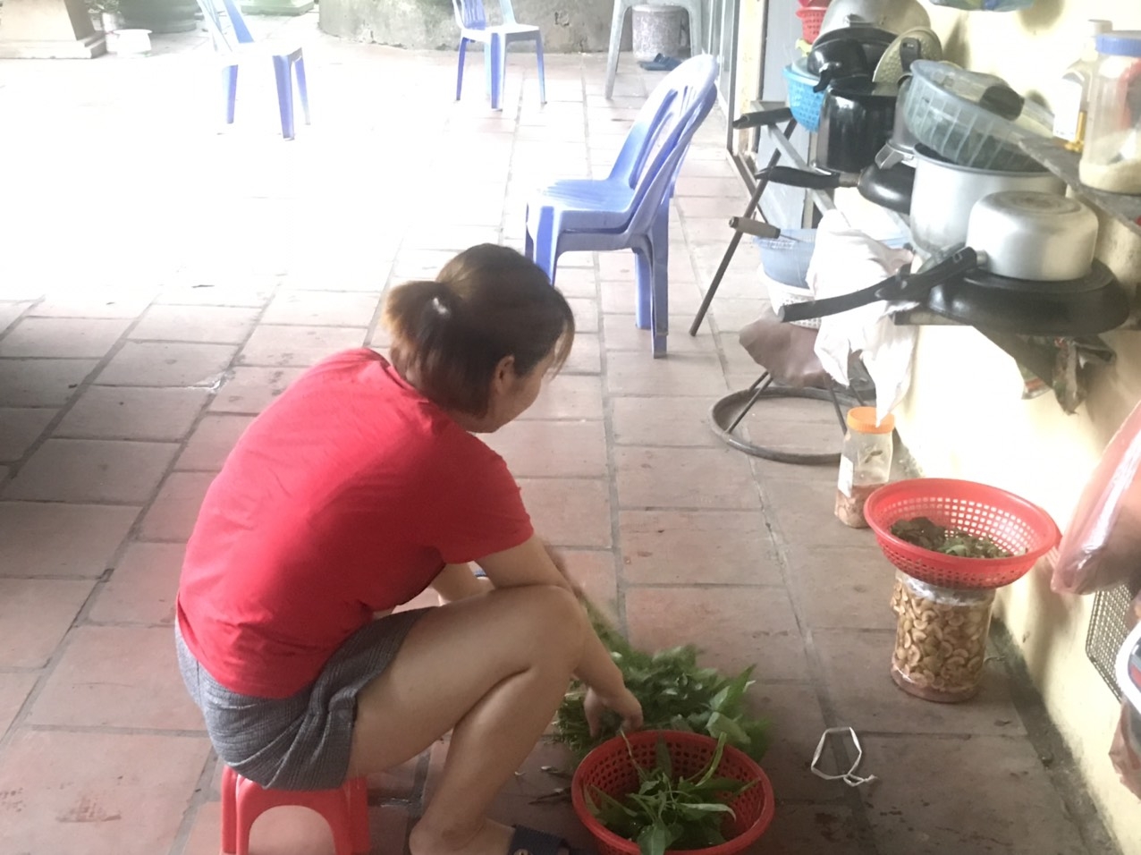 Công nhân thắt lưng buộc bụng sau giãn cách xã hội cong nhan that lung buoc bung sau gian cach xa hoi