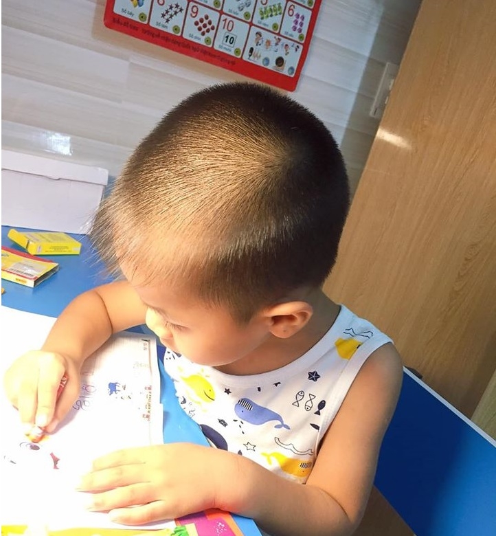 Cha mẹ “tất bật” chuẩn bị cho con đi học trở lại cha me tat bat chuan bi cho con di hoc tro lai