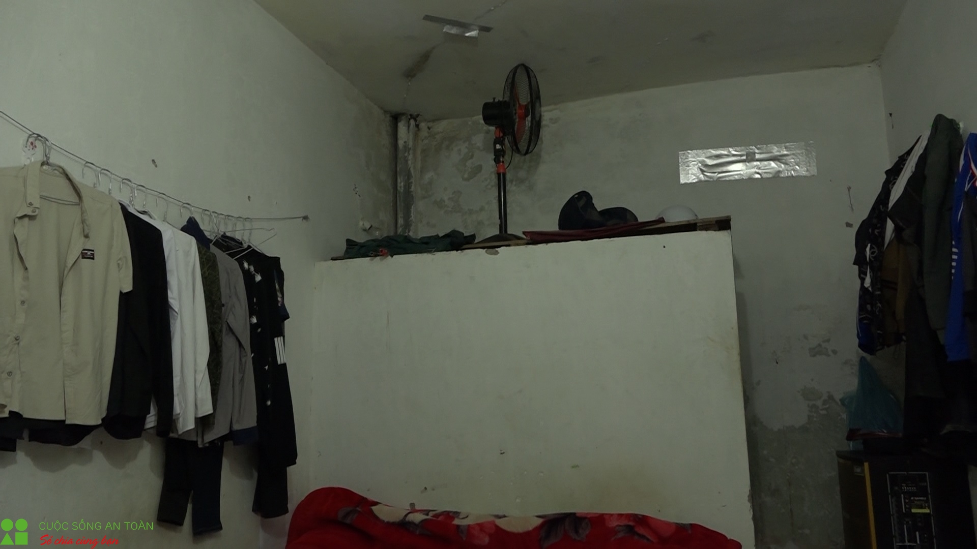 Muôn kiểu chống nóng "dở khóc dở cười" của công nhân trong những ngày đầu hè “đổ lửa” muon kieu chong nong do khoc do cuoi cua cong nhan trong nhung ngay dau he do lua