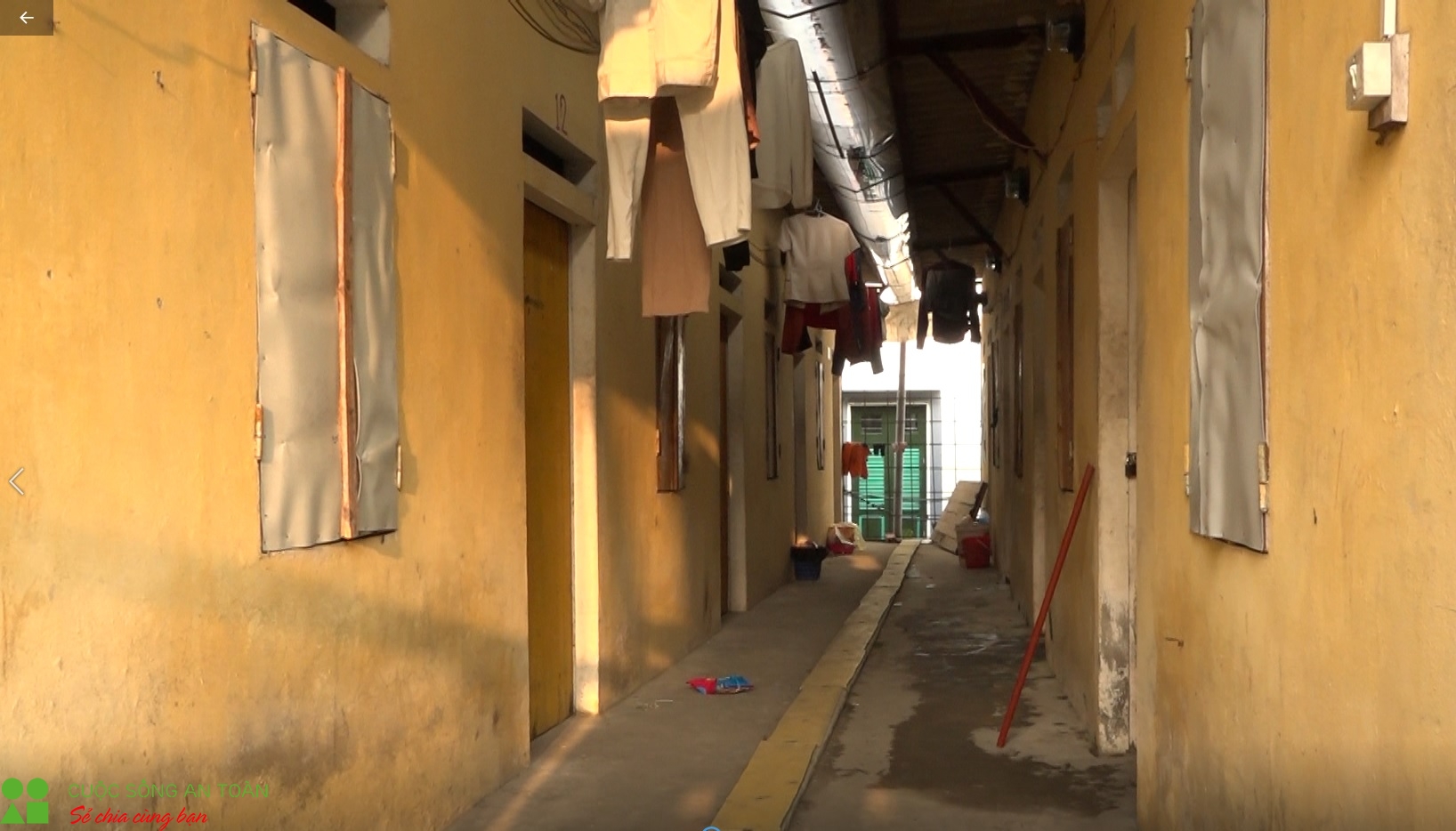 Muôn kiểu chống nóng "dở khóc dở cười" của công nhân trong những ngày đầu hè “đổ lửa” muon kieu chong nong do khoc do cuoi cua cong nhan trong nhung ngay dau he do lua