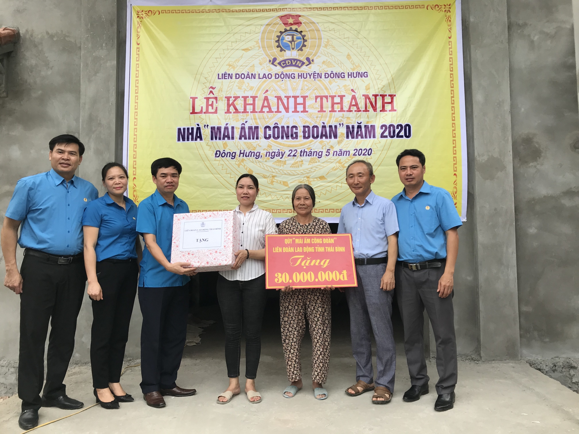 LĐLĐ huyện Đông Hưng: Trao quà, hỗ trợ cho đoàn viên có hoàn cảnh khó khăn ldld huyen dong hung trao qua ho tro cho doan vien co hoan canh kho khan