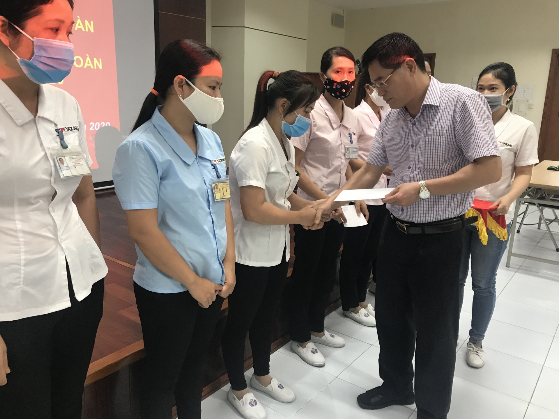 Trao quà cho đoàn viên bị ảnh hưởng do dịch bệnh Covid-19 trao qua cho doan vien bi anh huong do dich benh covid 19