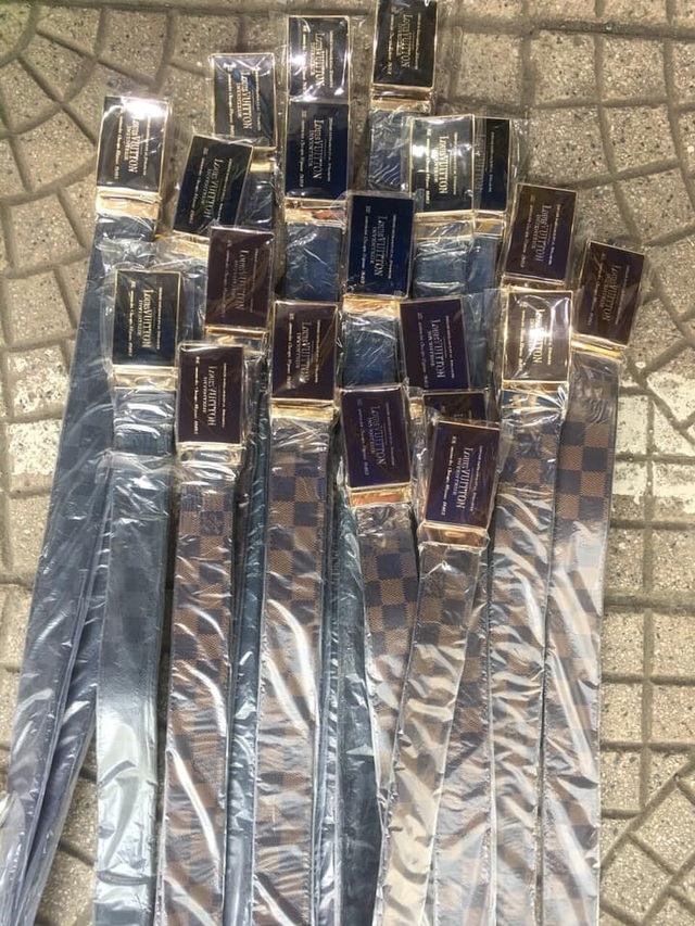 Thu giữ số lượng lớn hàng hiệu rởm tại điểm nóng Ninh Hiệp thu giu so luong lon hang hieu rom tai diem nong ninh hiep