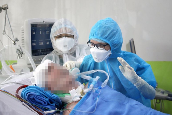 Hồi phục kỳ diệu, phi công người Anh có thể ngồi dậy và cầm bút viết