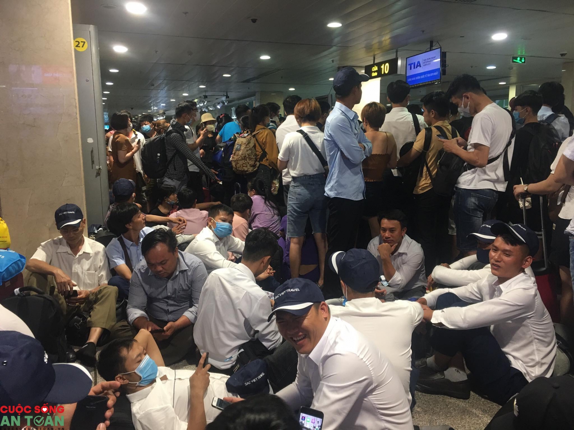 hanh khach va vat tai san bay tan son nhat vi su co may bay ha canh truot duong bang