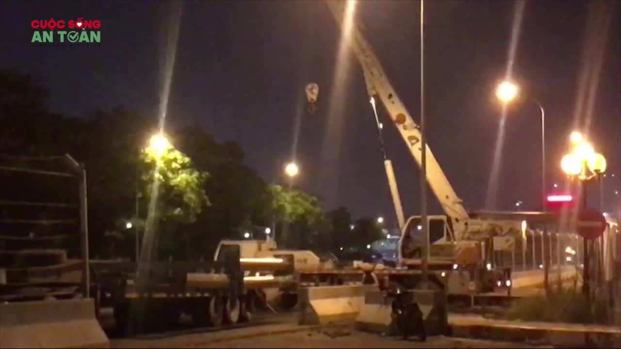 Hà Nội: Công nhân thức xuyên đêm tháo dỡ rào cứng trên đường đua F1