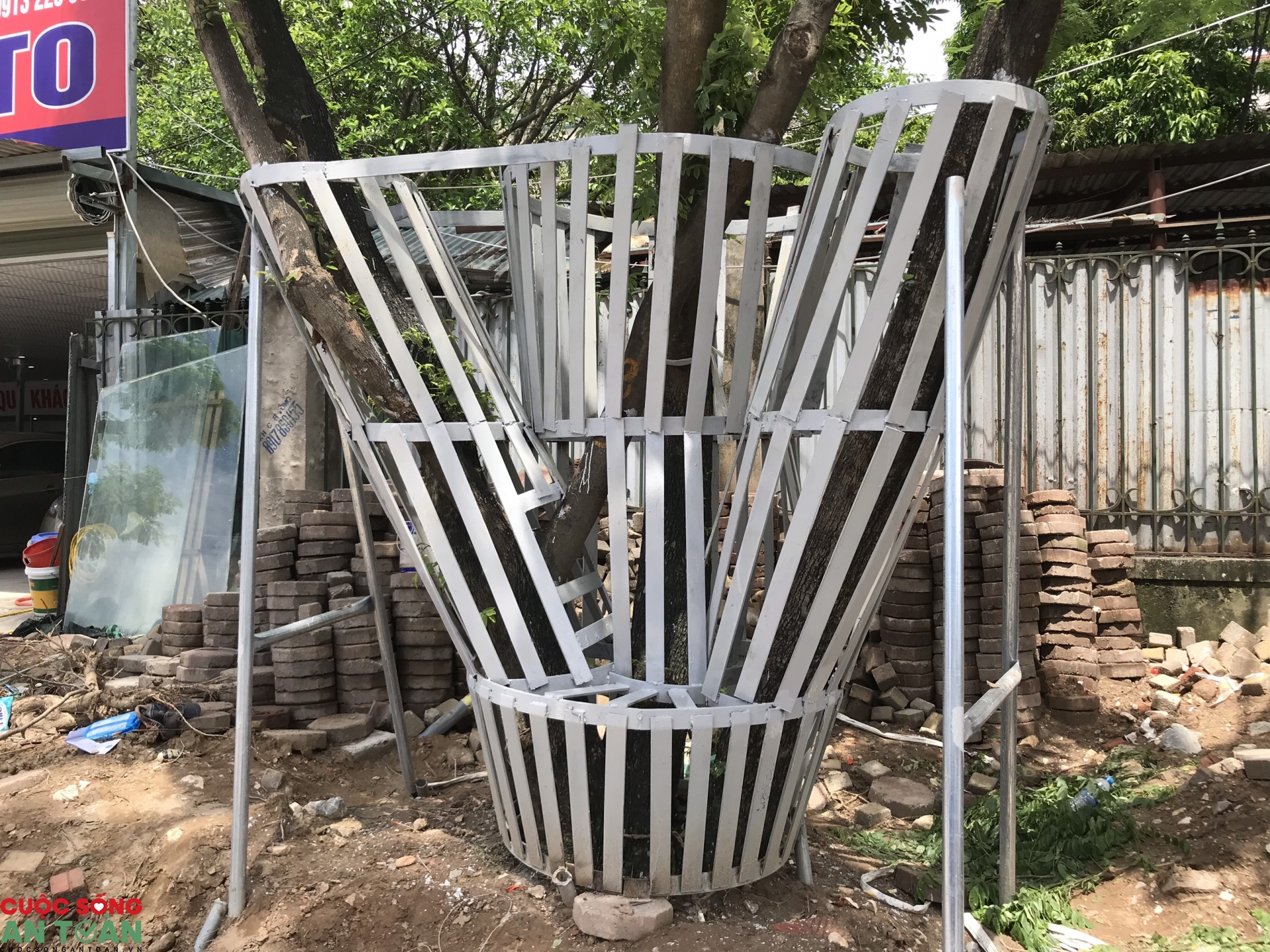 mac ao giap sat bao ve 34 cay sua do quy hon vang