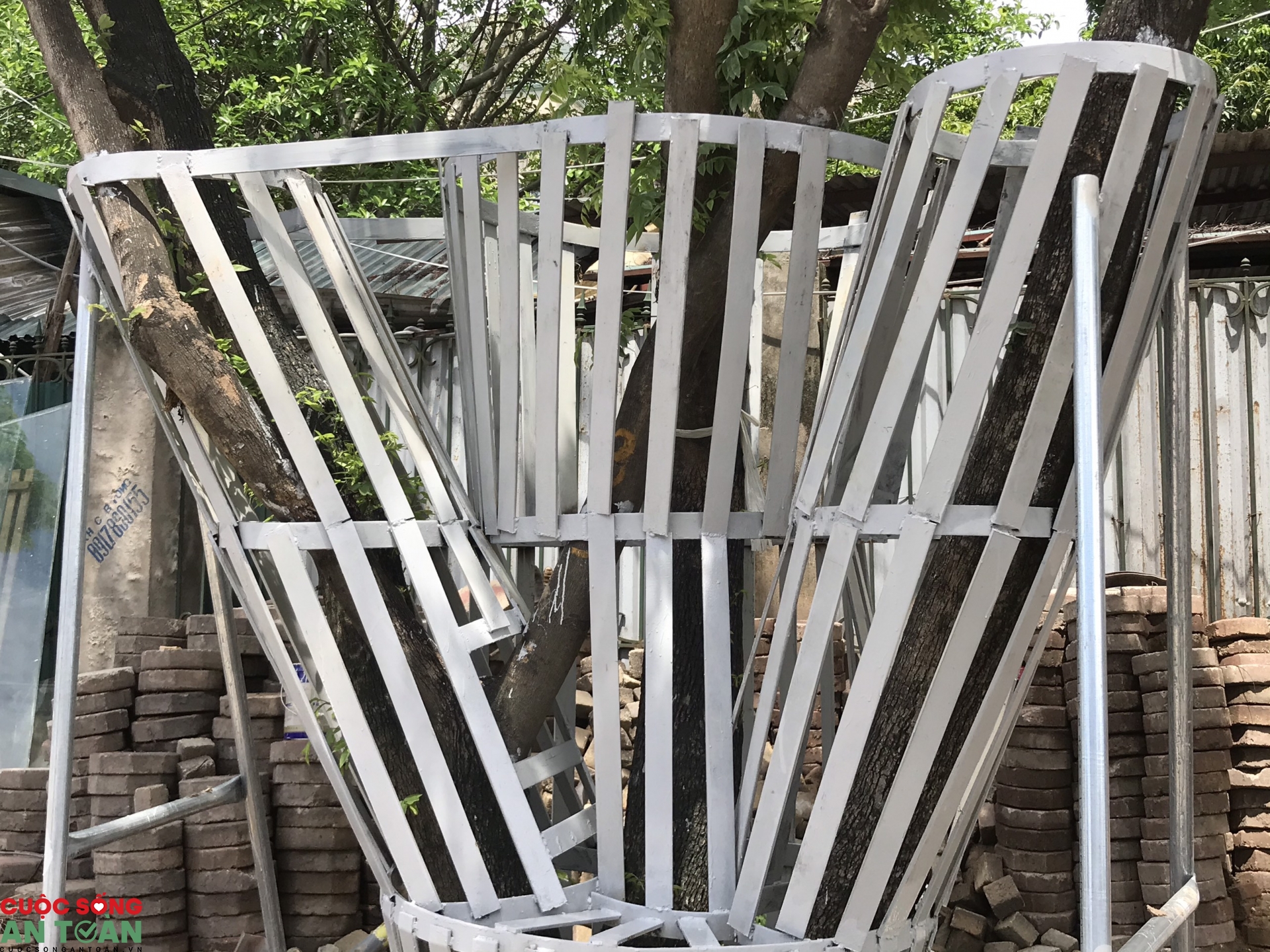 mac ao giap sat bao ve 34 cay sua do quy hon vang