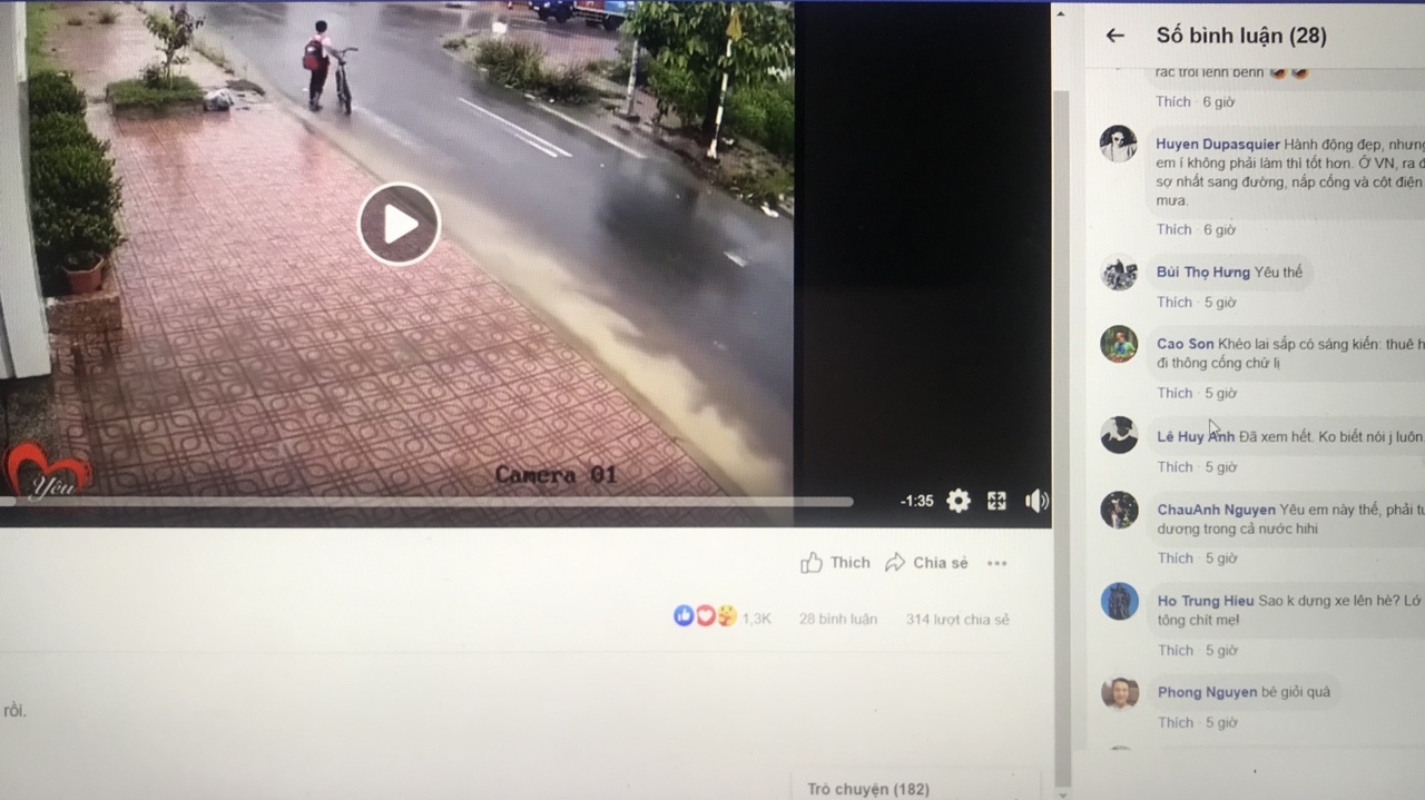 hoc sinh dung lai nhat rac duoi mua hanh dong dep khien bao nguoi cam kich