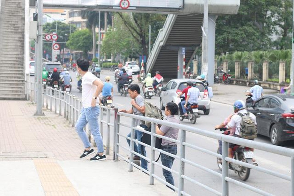 Tiềm ẩn nguy cơ mất an toàn từ việc “ngại” đi cầu bộ hành tiem an nguy co mat an toan tu viec ngai di cau bo hanh