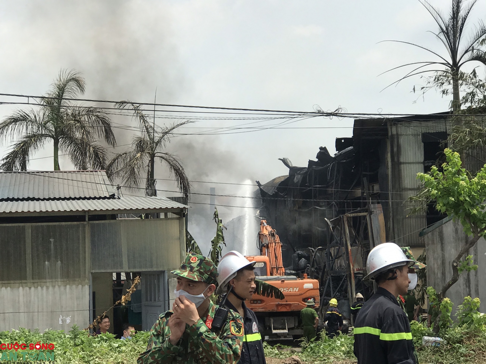 Hà Nội: Cháy kinh hoàng tại xưởng kho Đức Giang – Long Biên ha noi chay kinh hoang tai xuong kho duc giang long bien