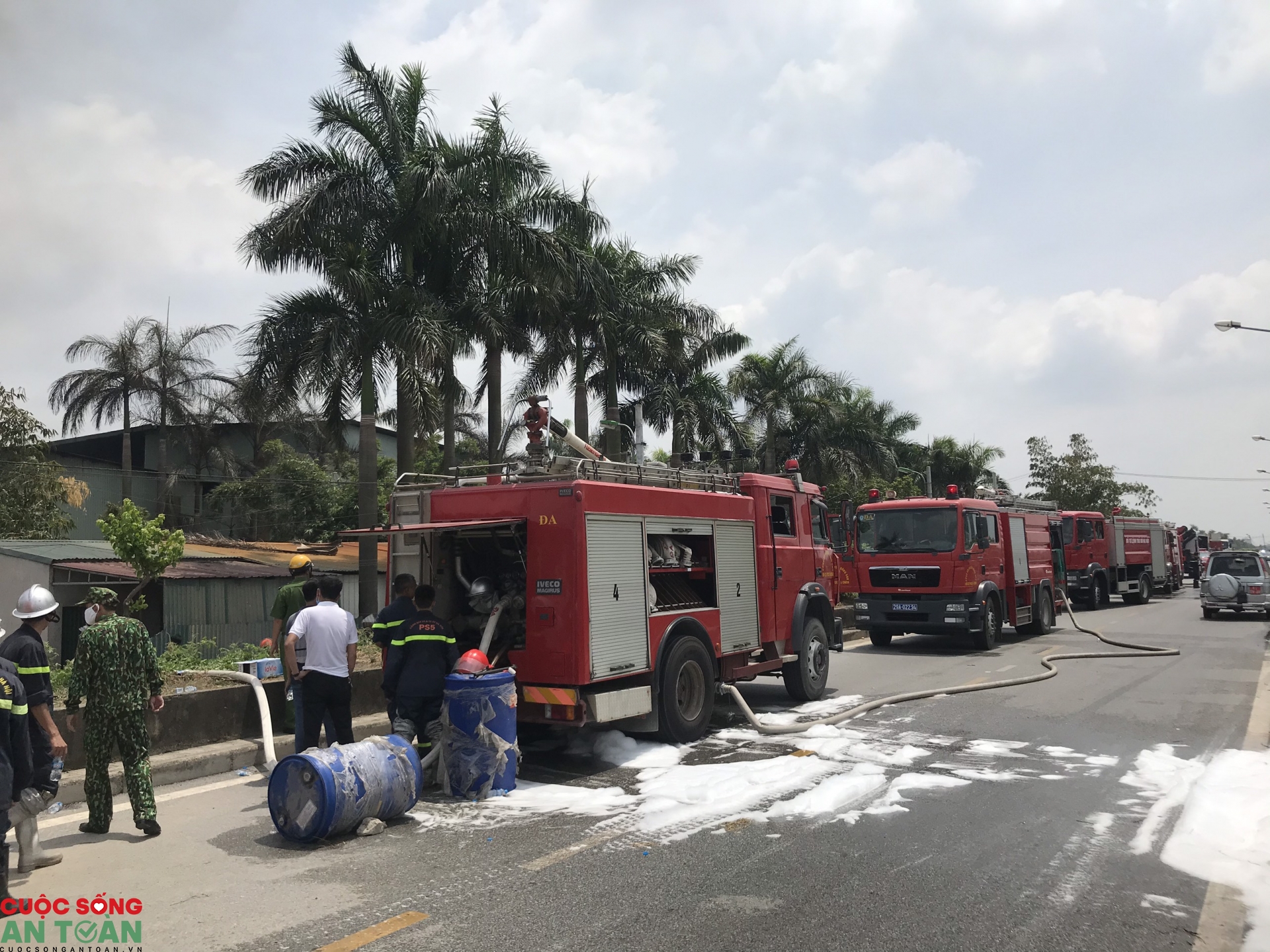 Hà Nội: Cháy kinh hoàng tại xưởng kho Đức Giang – Long Biên ha noi chay kinh hoang tai xuong kho duc giang long bien