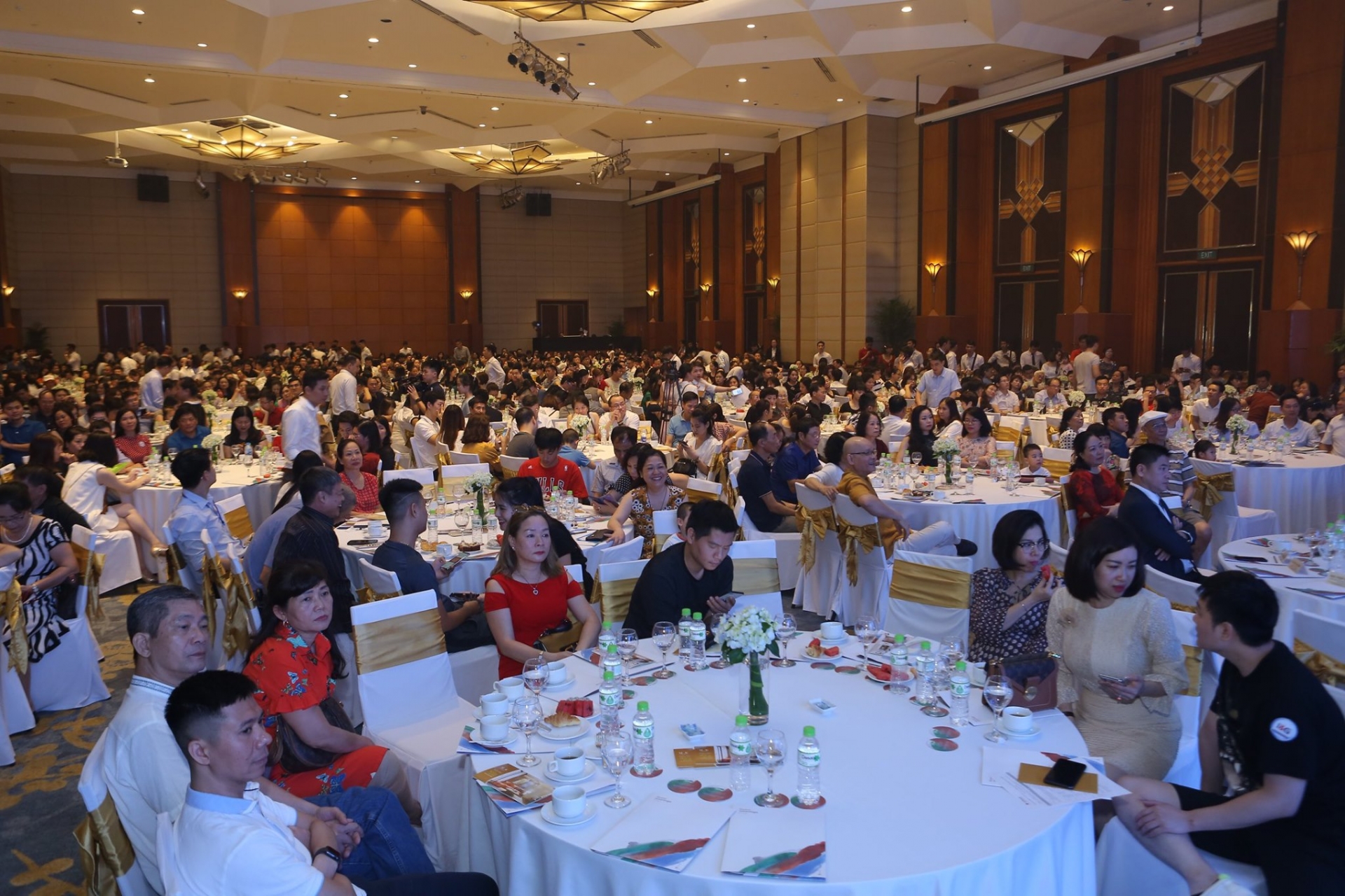 hau covid 19 cac san giao dich van dang tren da phat trien