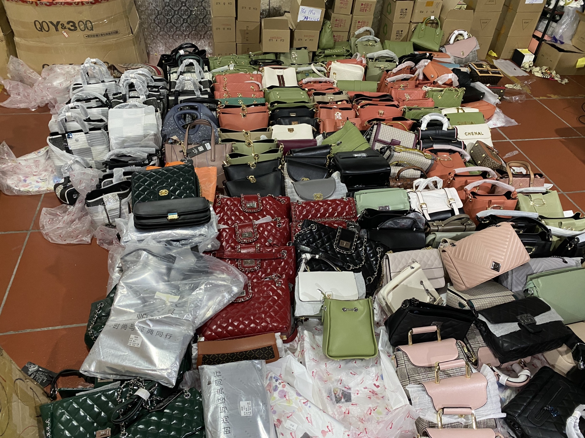 Hàng chục vạn mặt hàng nhập lậu, giả tại Lào Cai bị thu giữ hang chuc van mat hang nhap lau gia tai lao cai bi thu giu