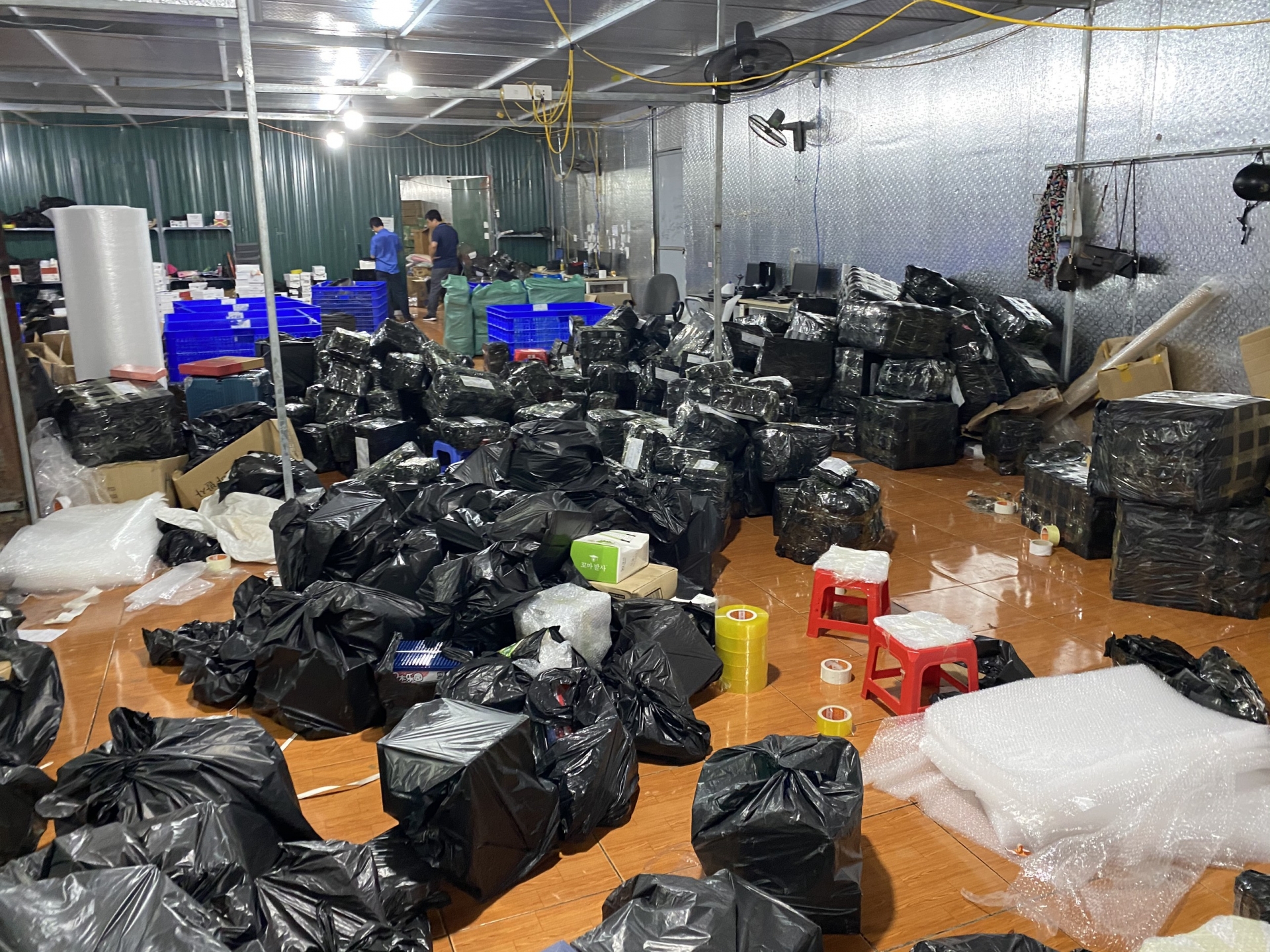 Hàng chục vạn mặt hàng nhập lậu, giả tại Lào Cai bị thu giữ hang chuc van mat hang nhap lau gia tai lao cai bi thu giu