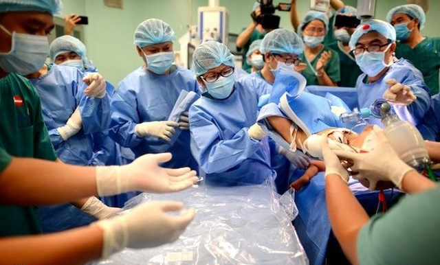 Thủ tướng gửi lời chúc mừng kíp phẫu thuật tách rời cặp song sinh Trúc Nhi – Diệu Nhi