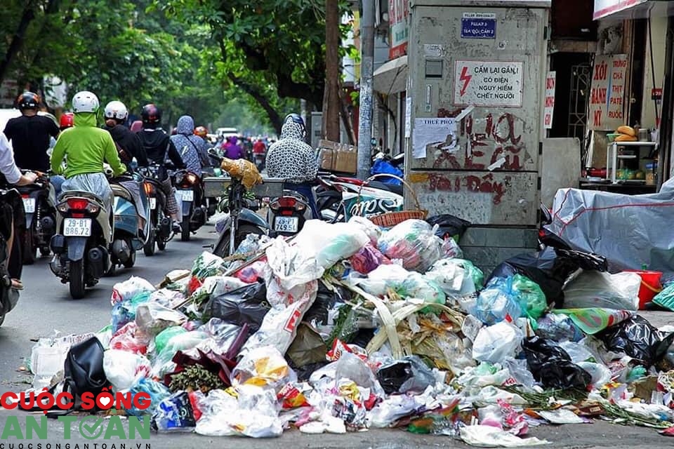 Người dân thủ đô bị hành hạ bởi mùi rác thải nồng nặc nguoi dan thu do bi hanh ha boi mui rac thai nong nac