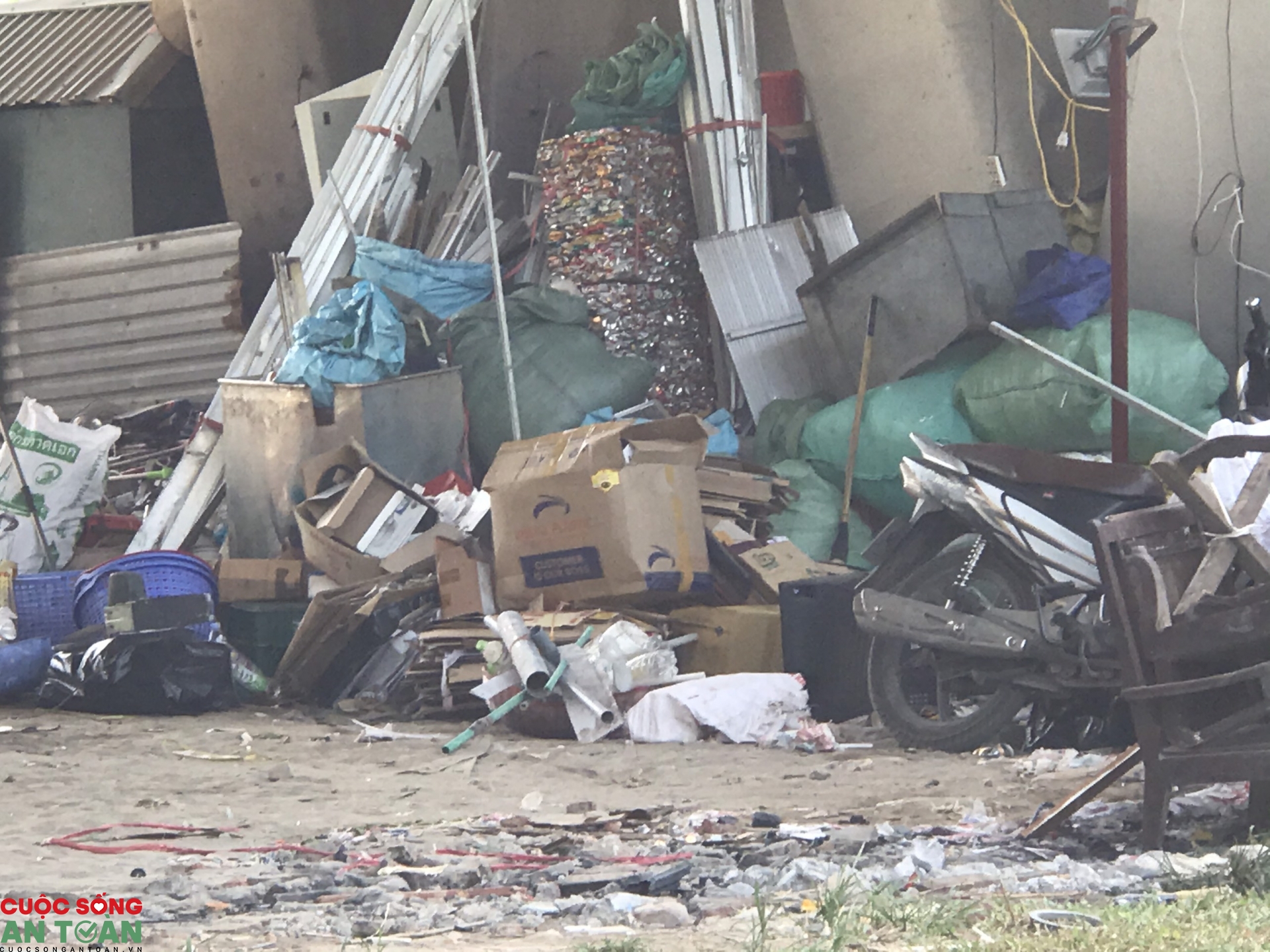 Cảnh tượng nhếch nhác trên con đường đẹp nhất thủ đô canh tuong nhech nhac tren con duong dep nhat thu do