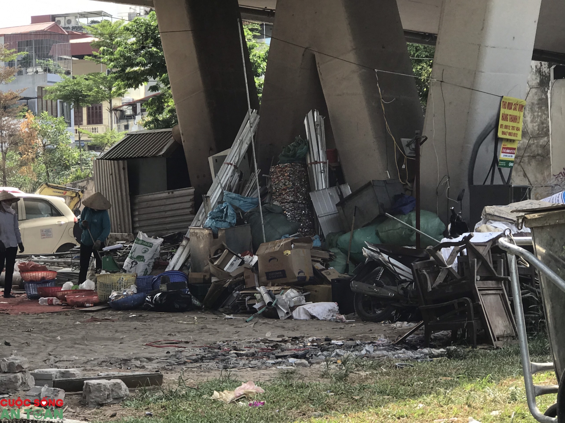 Cảnh tượng nhếch nhác trên con đường đẹp nhất thủ đô canh tuong nhech nhac tren con duong dep nhat thu do