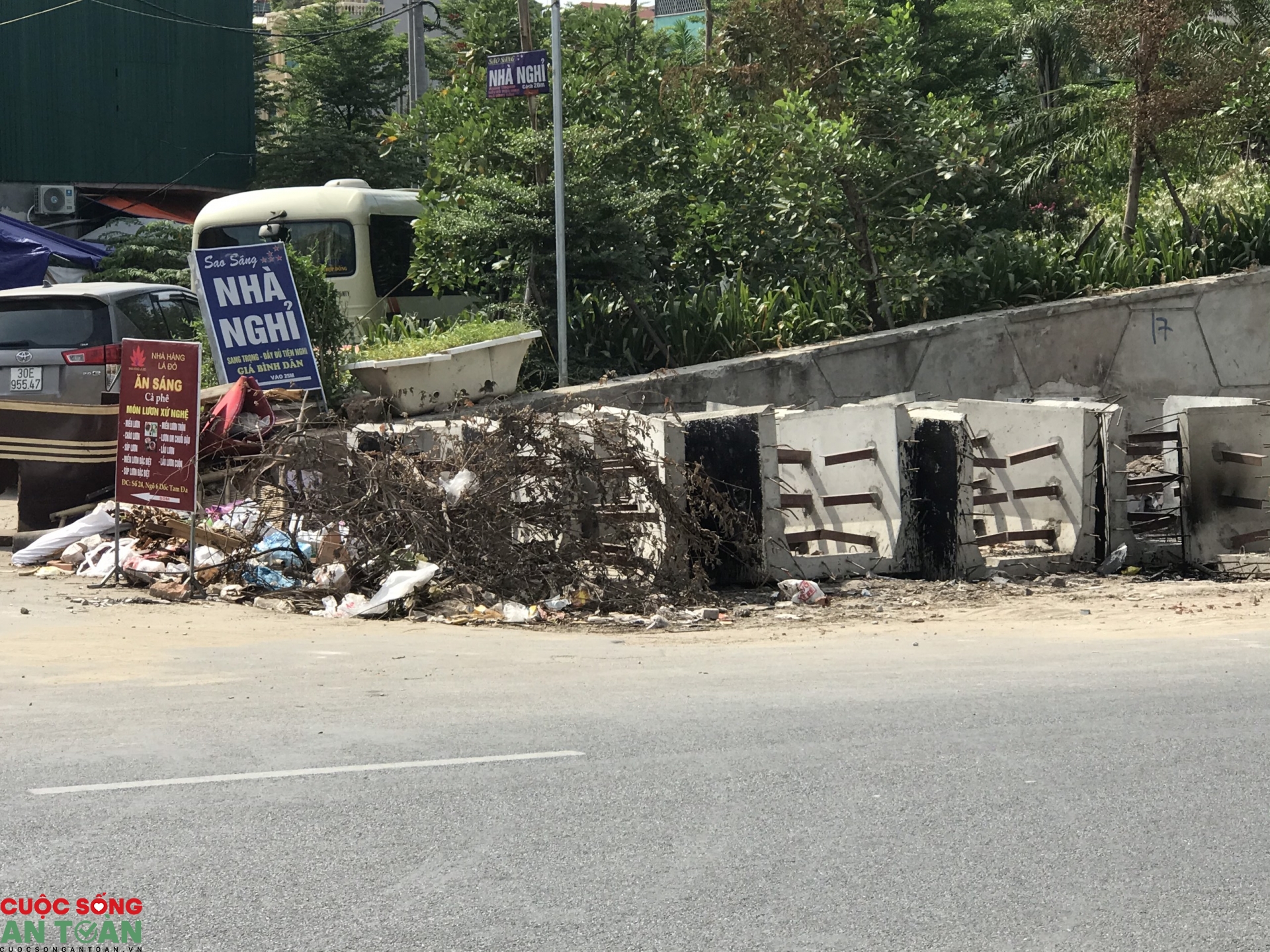 Cảnh tượng nhếch nhác trên con đường đẹp nhất thủ đô canh tuong nhech nhac tren con duong dep nhat thu do