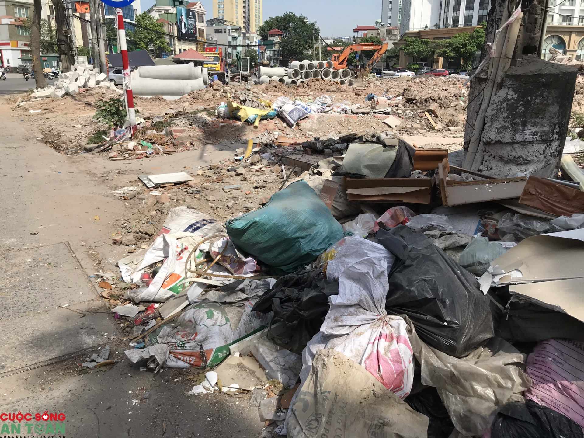 Cảnh tượng nhếch nhác trên con đường đẹp nhất thủ đô canh tuong nhech nhac tren con duong dep nhat thu do