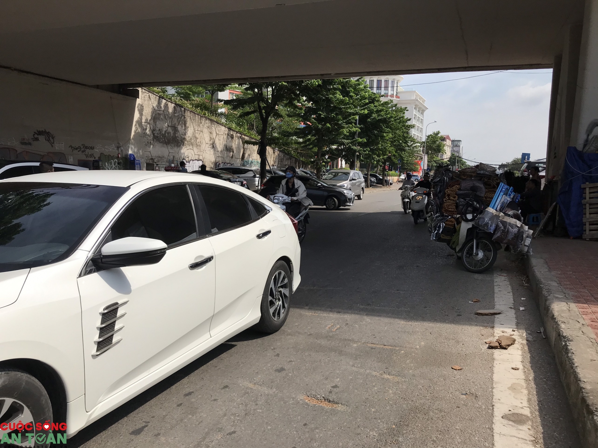 Cảnh tượng nhếch nhác trên con đường đẹp nhất thủ đô canh tuong nhech nhac tren con duong dep nhat thu do