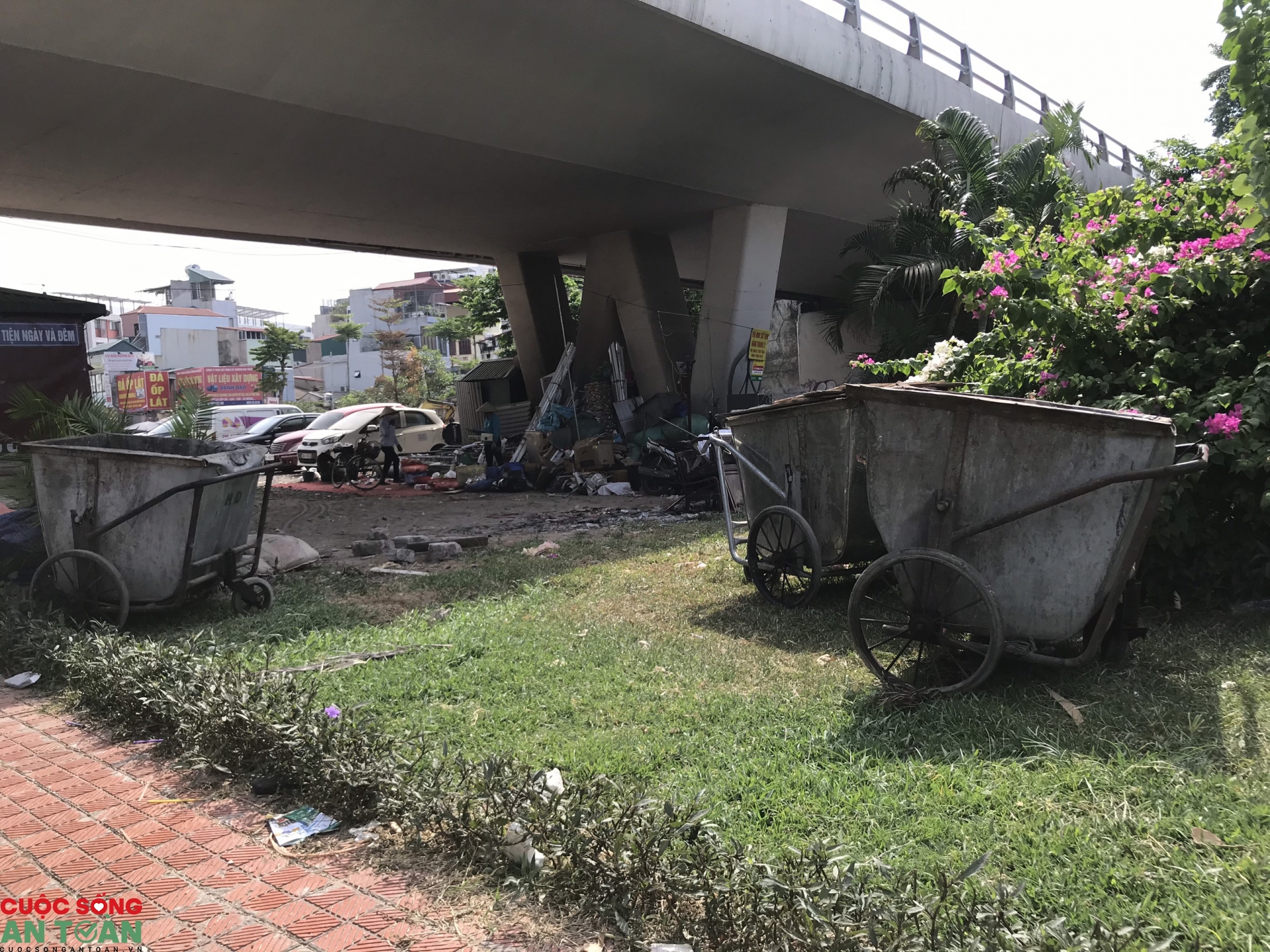 Cảnh tượng nhếch nhác trên con đường đẹp nhất thủ đô canh tuong nhech nhac tren con duong dep nhat thu do