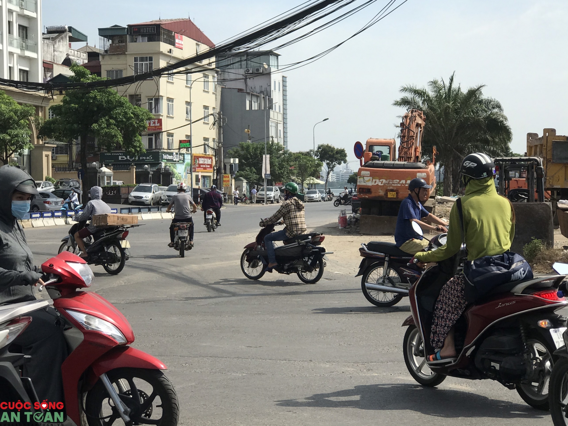 Cảnh tượng nhếch nhác trên con đường đẹp nhất thủ đô canh tuong nhech nhac tren con duong dep nhat thu do