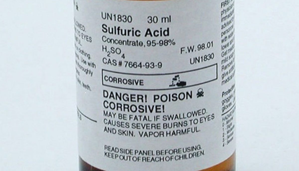 mua nuoc o cong truong be gai uong phai axit rua ac quy