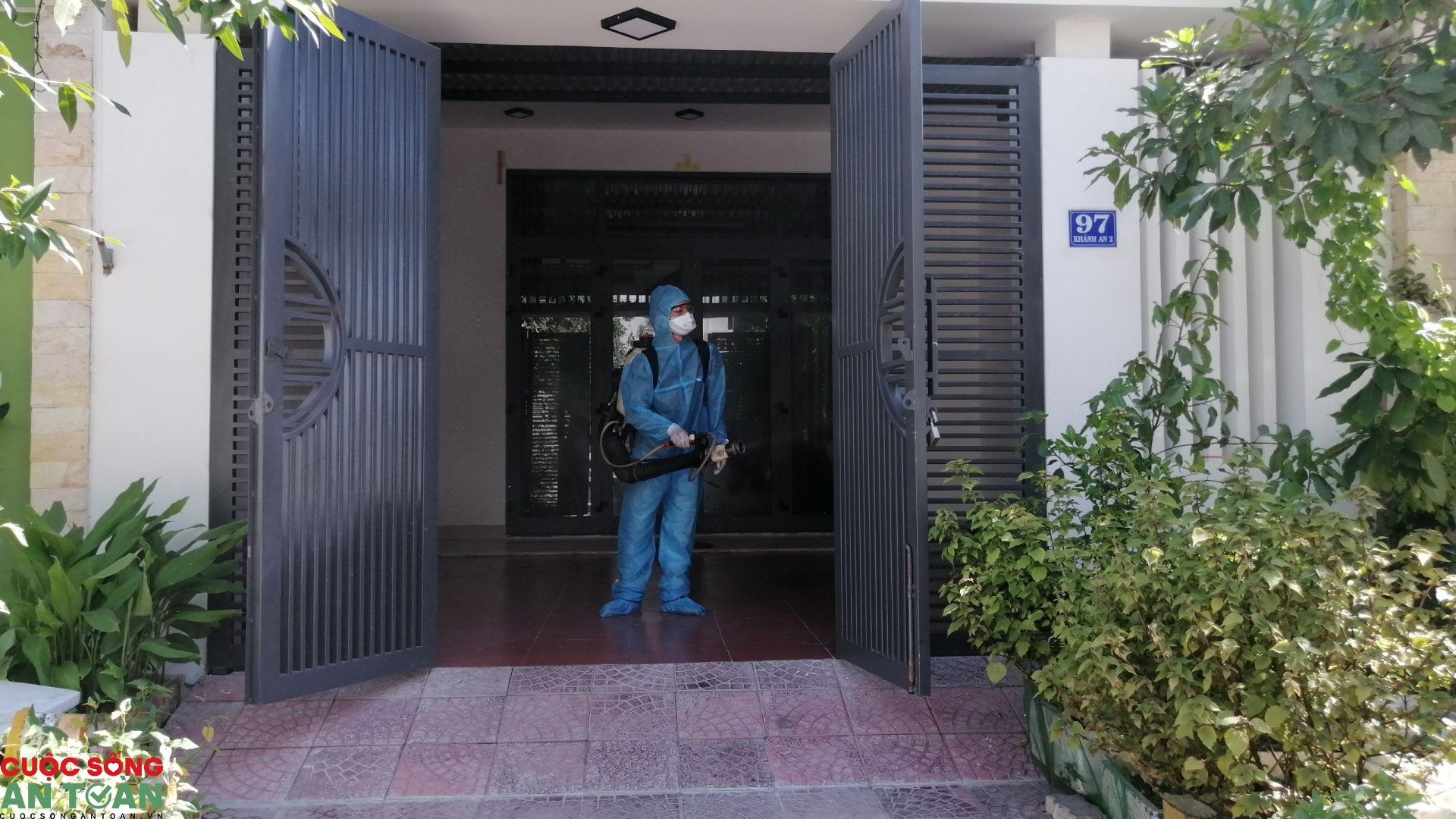 da nang tien hanh phun khu khuan xung quanh khu vu c nha benh nhan nghi nhiem covid 19