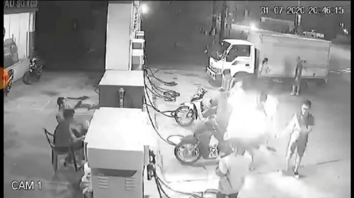 Ba thanh niên đổ xăng châm lửa hút thuốc gây hỏa hoạn khiến dư luận bức xúc ba thanh nien do xang cham lua hut thuoc gay hoa hoan khien du luan buc xuc