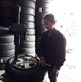 Chuyện về người phụ nữ chuyên thay lốp xế hộp ở xứ 'ngàn hoa' chuyen ve nguoi phu nu chuyen thay lop xe hop o xu ngan hoa