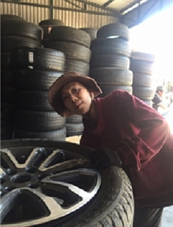 Chuyện về người phụ nữ chuyên thay lốp xế hộp ở xứ 'ngàn hoa' chuyen ve nguoi phu nu chuyen thay lop xe hop o xu ngan hoa