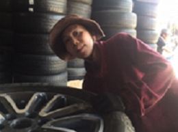 Chuyện về người phụ nữ chuyên thay lốp xế hộp ở xứ 