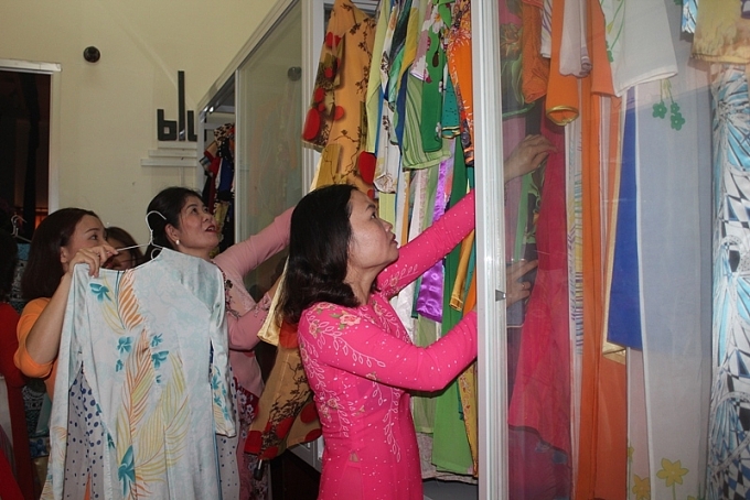 Nhiều nữ công nhân được tặng và mượn áo dài miễn phí nhieu nu cong nhan duoc tang va muon ao dai mien phi