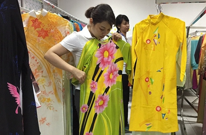 Nhiều nữ công nhân được tặng và mượn áo dài miễn phí nhieu nu cong nhan duoc tang va muon ao dai mien phi