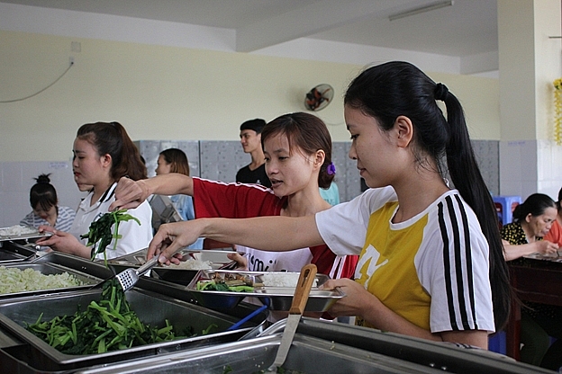 Nạp năng lượng cho người lao động qua bữa ăn “Buffet” nap nang luong cho nguoi lao dong qua bua an buffet 1728